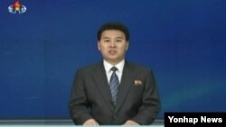 북한 조선중앙TV 아나운서가 20일 북한 인권문제를 국제형사재판소(ICC)에 넘기도록 권고하는 내용의 인권결의안을 비난하는 '외무성 대변인 성명'을 발표하고 있다. (자료사진)