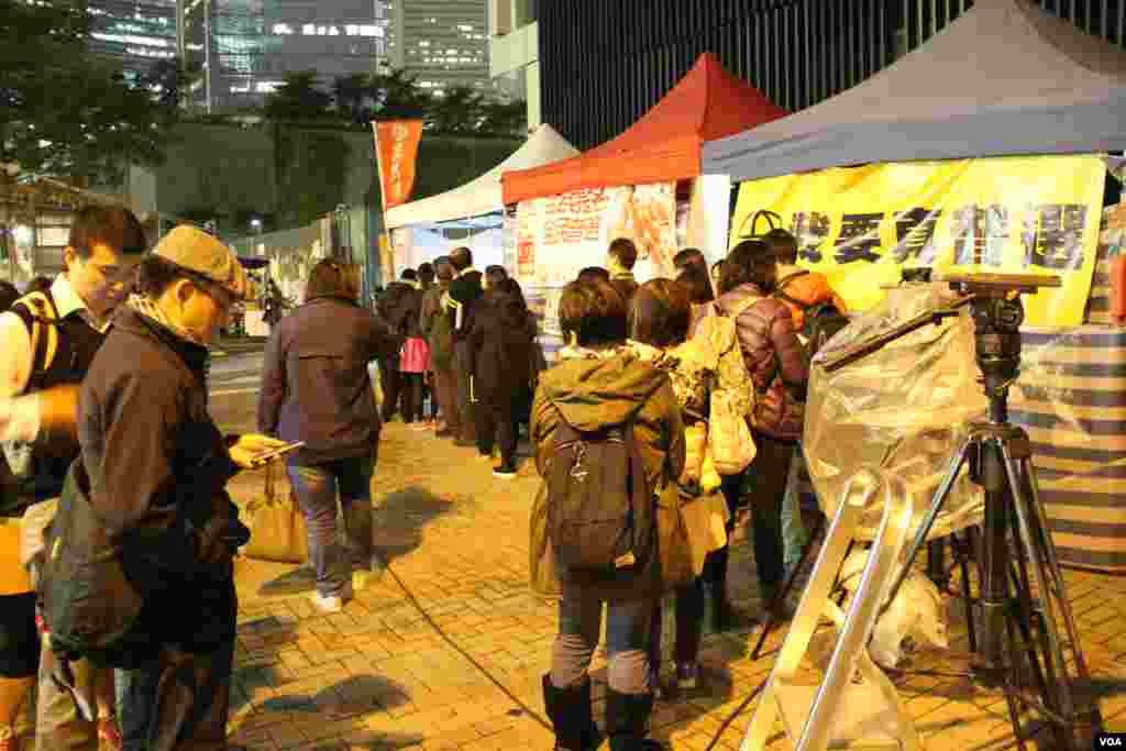 香港市民在學民思潮絕食帳篷前排隊留言(美國之音海彥拍攝)