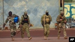  Cette photographie non datée fournie par l'armée française montre trois mercenaires russes dans le nord du Mali. (Armée française via AP)