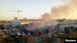 La fumée s’élève pendant des affrontements entre des groupes armés rivaux à Tripoli, en Libye, le 2 septembre 2018.