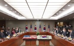 17일 한국을 방문한 로이드 오스틴 국방장관(왼쪽 2번째)이 서욱 한국 국방장관(오른쪽 2번째)과 회담했다.