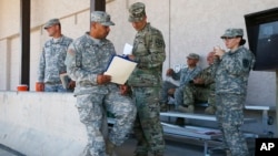 Les soldats de la garde nationale de l'Arizona avant leur déploiement à la frontière mexicaine, réserve militaire de Papago Park à Phoenix, le 9 avril 2018.
