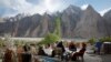 Para biksu Buddha dan Muslim di wilayah Ladakh, Himalaya, India, memberikan suara mereka pada Senin (20/5) dalam pemilihan kepala daerah. (Foto: REUTERS/Sharafat Ali)