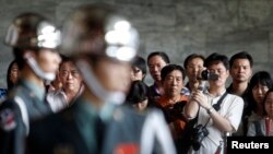 资料照：中国大陆游客在台北中山堂参观。