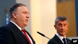 مایک پمپئو در جریان کنفرانس خبری روز چهارشنبه در پراگ