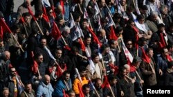 Para pekerja Yunani melakukan demonstrasi massal di Athena untuk menentang langkah penghematan pemerintah (20/2). 