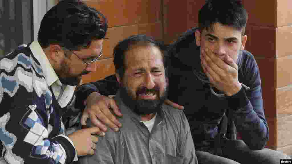 Des parents pleurent après une attaque par des hommes armés talibans sur l'école publique de l'Armée à l'hôpital Lady Reading à Peshawar, le 16 décembre 2014.
