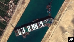 Cette image satellite de Maxar Technologies montre le cargo MV Ever Given coincé dans le canal de Suez près de Suez, en Égypte, le 27 mars 2021.