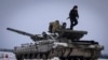 Soldados ucranianos practican en un tanque durante un entrenamiento militar en Ucrania el 6 de diciembre de 2023.