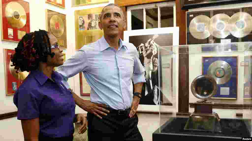 Shugaba Barack Obama ya ziyarci gidan 'Bob Marley' a Jamaica, Afrilu 8, 2015.