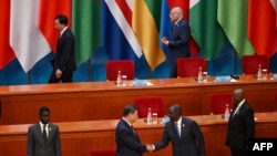 O Presidente da China, Xi Jinping, cumprimenta o Presidente do Quénia, William Ruto, enquanto outros líderes africanos chegam para a cerimónia de abertura do Fórum de Cooperação China-África (FOCAC) no Grande Salão do Povo de Pequim, a 5 de setembro de 2024.
