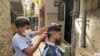 Barbero adolescente se convierte en la sensación de una barriada caraqueña 