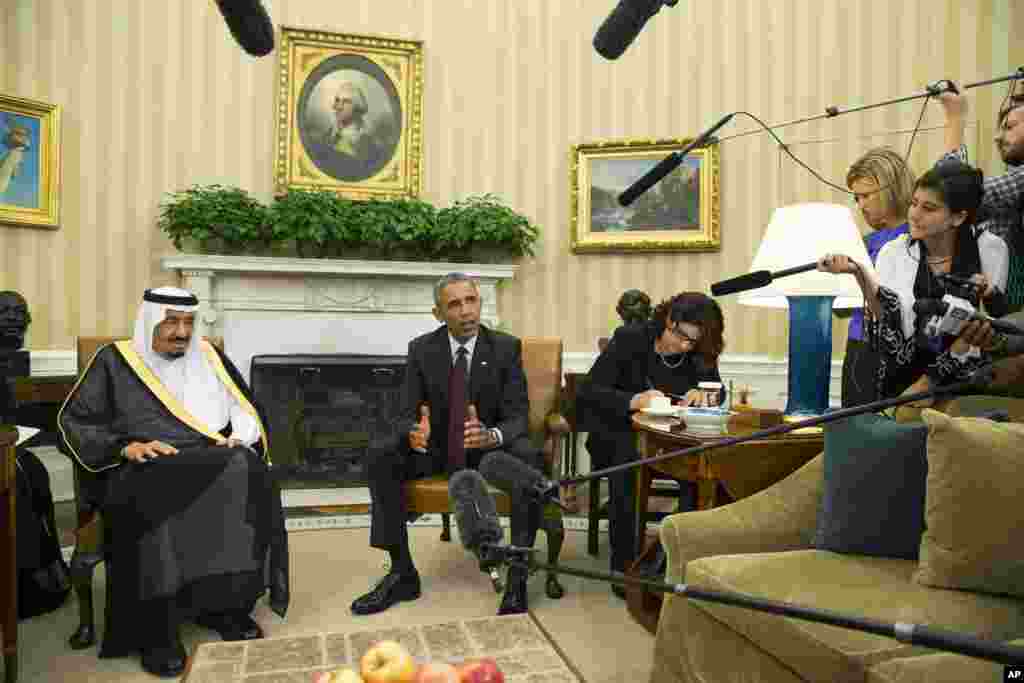 President Barack Obama meets with King Salman of Saudi Arabia in the Oval Office of the White House, Sept. 4, 2015. 