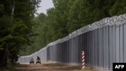 Польские пограничники патрулируют участок польско-белорусской границы возле деревни Тольче в Сокольском повяте Подляского воеводства. Архивное фото. 8 июня 2022 года. 