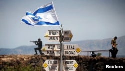 Un soldado israelí vigila desde la cima del monte Bental en las Alturas de Golán.