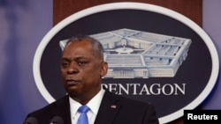 El secretario de Defensa de EE.UU., Lloyd Austin, habla al personal del Departamento de Defensa durante una visa del presidente Joe Biden al Pentágono, en Arlington, Virginia, el 10 de febrero de 2021.