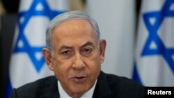 Perdana Menteri Israel Benjamin Netanyahu memimpin rapat kabinet di pangkalan militer Kirya di Tel Aviv, Israel, 24 Desember 2023. (Foto: Ohad Zwigenberg/Pool via REUTERS)