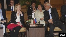 Menlu AS Hillary Clinton berbicara dengan Menlu Filipina Albert del Rosario di sela Sidang Konsultasi Asia Timur di Nusa Dua, Bali (22/7).