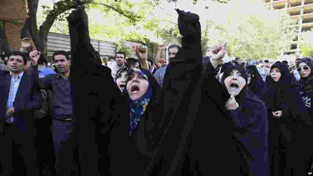 Masu Zanga Zanga A Gaban Ofishin Jakadancin Saudiyya A Kasar Iran, Satumba 28, 2015. 