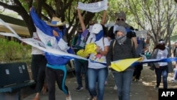 Los estudiantes participan en una manifestación convocada por la Universidad Centroamericana (UCA) de Nicaragua, en Managua. Foto de archivo.