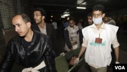 Seorang demonstran anti-pemerintah yang cedera dibawa ke klinik dekat Universitas Sana'a, Rabu (9/3).