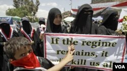 Para perempuan Yaman ikut melakukan protes menuntut mundurnya Presiden Ali Abdullah Saleh di Universitas Sanaa (19/4).