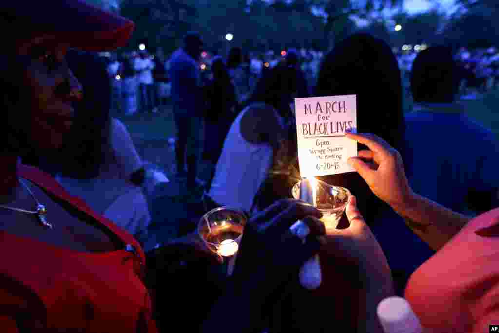 Masu jimami a kofar cocin Emanuel AME a garin Cahrleston, Jihar Carolina ta Kudu