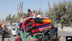 Para penduduk Afghanistan menungsi setelah konflik bersenjata antara militer Afghan dan pemberontak Taliban di Provinsi Helmand, di selatan Afghanistan, 13 Oktober 2020. (Foto: AP/Abdul Khaliq)