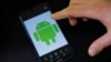 El logo del sistema operativo móvil desarrollado por Google, Android, se observa en un teléfono. Imagen de archivo del 20 de mayo de 2019.