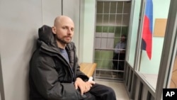 El periodista ruso Sergey Karelin comparece ante el tribunal en la región de Murmansk en Rusia, el sábado 27 de abril de 2024, tras ser arrestado por acusaciones de "extremismo", que ha negado. 