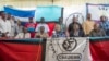 Le candidat de l'opposition Chadema à la présidentielle, Edward Lowassa, au centre, parle aux journalistes à Dar es-Salaam, le 29 octobre 2015, après.