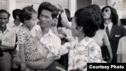 អ្នកស្រី នៅ សារីម និយាយ​លា​ស្វាមី​របស់​អ្នកស្រី គឺ​លោក នួន សារី និង​កូនស្រី​របស់​អ្នកស្រី​អាយុ​បី​ឆ្នាំ​ឈ្មោះ នួន សារី សាកូរ៉ា នៅ​អាកាស​យានដ្ឋាន​អន្តរជាតិ​ពោធិ៍ចិនតុង​ (សព្វថ្ងៃ​ជា​អាកាស​យានដ្ឋាន​អន្តរជាតិ​ភ្នំពេញ)។ 