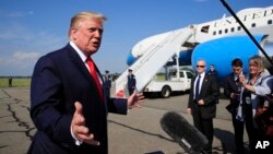 El presidente de EE.UU., Donald Trump, habla con periodistas en el aeropuerto municipal Morristown en Morristown, Nueva Jersey, antes de retornar a la Casa Blanca el domingo, 7 de julio, de 2019.
