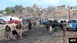 Pasukan Yaman dan warga berkumpul di lokasi ledakan bom bunuh diri yang menaget kepala polisi di pangkalan militer yang didukung pemerintah Saudi di kota Aden, Yaman (28/4). 