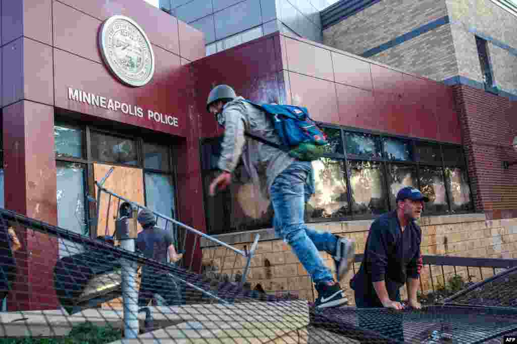 مظاہرین کا مطالبہ ہے کہ واقعے میں ملوث پولیس اہلکاروں کو قرار واقعی سزا دی جائے اور آئندہ ایسے واقعات کی روک تھام یقینی بنائی جائے۔ 