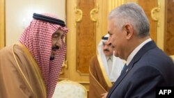 Le roi saoudien Salmane ben Abdelaziz al Saoud et le Premier ministre turc Binali Yildirim à Riyad, en Arabie Saoudite, le 27 décembre 2017.