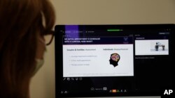 Margo Jarvis participa en una teleconferencia médica en una red de veteranos del ejército. Desde que se inició la pandemia, organizaciones de veteranos de guerra ofrecen servicios de salud mental vía internet.