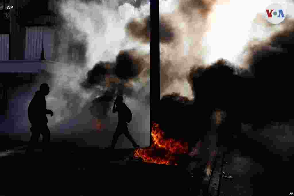 En la denominada Plaza de la Dignidad, bastión de las protestas en Santiago, convergieron diversas marchas desde distintos puntos de la ciudad, bloqueando una importante avenida del centro de la capital, lo que generó desvíos de tránsito.