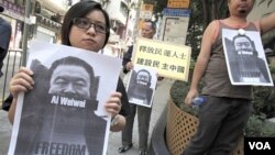 Para aktivis kelompok pro-demokrasi di Hongkong melakukan unjuk rasa menuntut pembebasan artis Ai Weiwei.