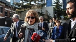 Pelapor khusus PBB, Agnes Callamard, dikelilingi media di sekitar Konsulat Saudi, Istanbul, Turki, 29 Januari 2019. (Foto: dok).