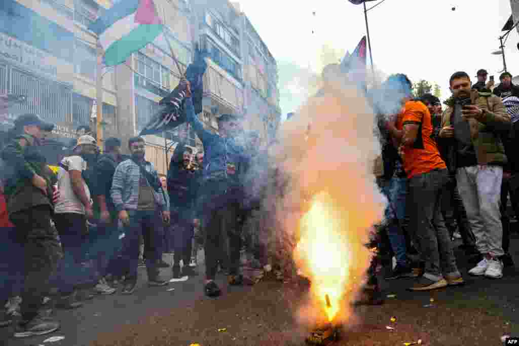 Los sirios celebran la toma de la capital, Damasco, por combatientes rebeldes sirios en el barrio Triq al Jdideh de Beirut el 8 de diciembre de 2024. 