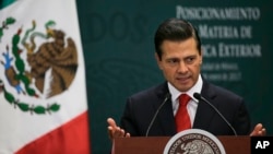 Le président mexicain Enrique Pena Nieto s'exprime devant la presse à Mexico, le 23 janvier 2017 