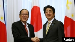 Presiden Filipina, Benigno Aquino (kiri) saat bertemu PM Jepang Shinzo Abe di Tokyo tahun lalu (foto: dok). Jepang adalah mitra ekonomi terpenting Filipina.