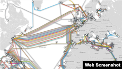 Cables de fibra óptica submarinos llevan gran parte del tráfico intercontinental de Internet. (Cortesia Telegeography.com)