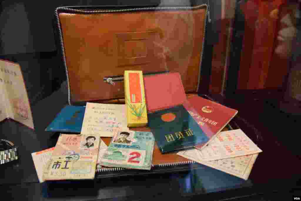 吳向東的遺物見證了當年典型年輕人的成長歷程:曾加入少先隊、中學畢業後當工人,工餘進修,成為工廠共青團宣委。(美國之音湯惠芸拍攝)