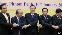 China's Premier Li Keqiang, center, shakes hands with his counterpart, Nguyen Xuan Phuc of Vietnam, Prayuth Chan-o-cha, prime minister of Thailand, Hun Sen of Cambodia, and Thongloun Sisolith of Laos, in Phnom Penh, Jan. 10, 2018.