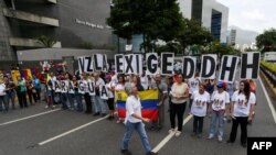 ARCHIVO - Venezolanos exigen respeto a los DDHH durante una protesta.