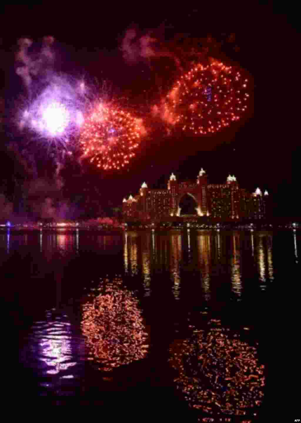 Los fuegos artificiales explotan sobre el Hotel Atlantis en The Palm Jumeirah, Dubai, Emiratos Árabes Unidos.