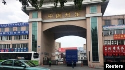 圖為北韓裝滿貨物的卡車準備通過友誼橋返回北韓。（2018年6月12日）