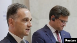 El ministro de Relaciones Exteriores de Alemania, Heiko Maas y el ministro de Relaciones Exteriores de Ucrania, Dmytro Kuleba, durante una conferencia de prensa en Kiev, Ucrania, el 24 de agosto de 2020.